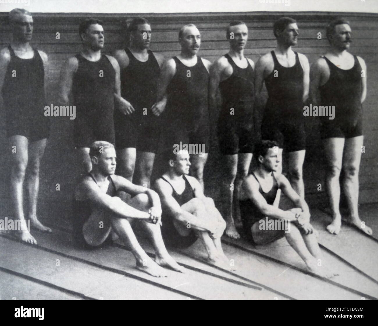 Foto von fünf Andersson-Schwimm-Team während ihrer Tour in England. Vom 20. Jahrhundert Stockfoto