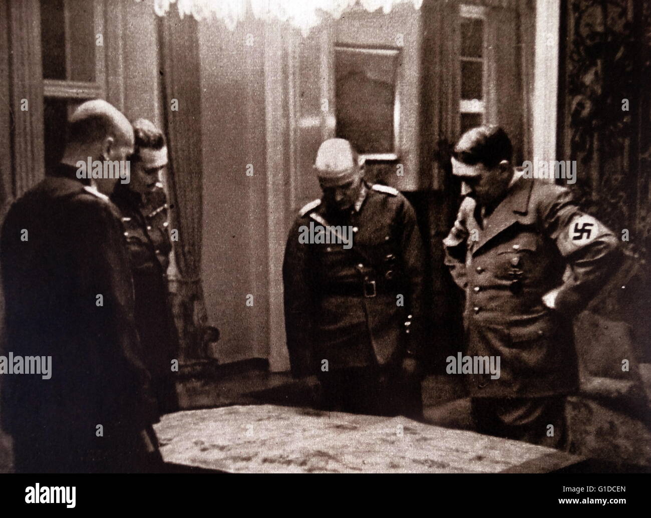 Adolf Hitler (1889-1945) ein deutscher Politiker der Führer der NSDAP, Bundeskanzler der Bundesrepublik Deutschland, und Führer von Nazi-Deutschland und seine Generäle, Blick auf eine Karte der ehemaligen Tschechoslowakei war. Vom 20. Jahrhundert Stockfoto Adolf Hitler (1889-1945) ein deutscher Politiker der Führer der NSDAP, Bundeskanzler der Bundesrepublik Deutschland, und Führer von Nazi-Deutschland und seine Generäle, Blick auf eine Karte der ehemaligen Tschechoslowakei war. Vom 20. Jahrhundert Stockfoto