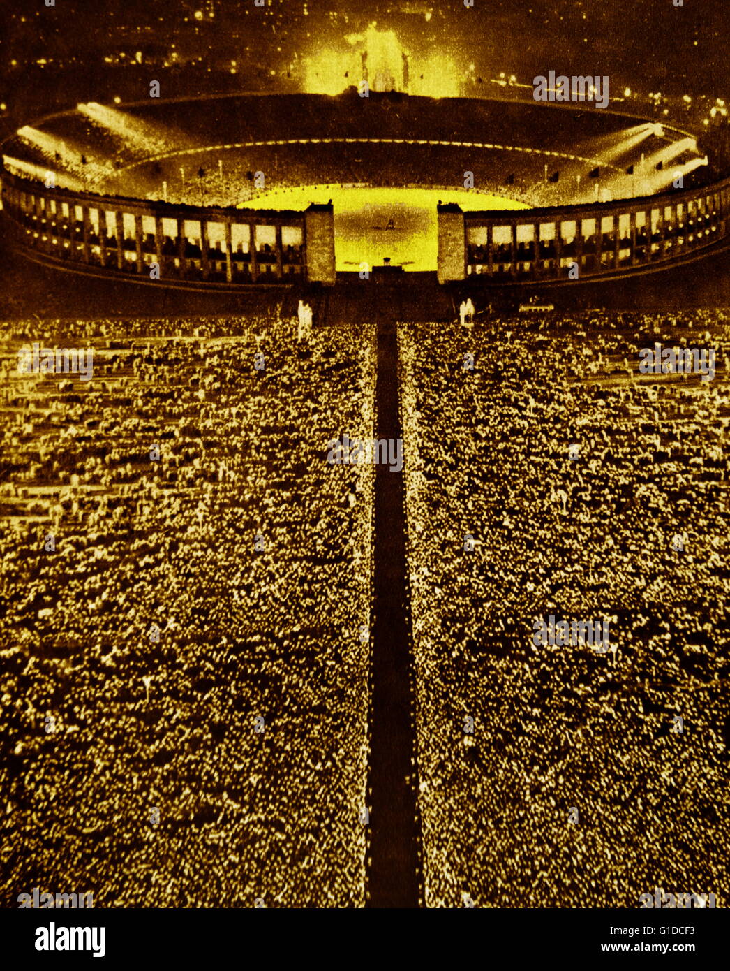 Fotodruck von großen Menschenmengen versammelten sich im Berliner Stadion feiert den Besuch von Benito Mussolini (1883-1945), ehemaliger Führer der faschistischen Partei und Premierminister von Italien. Vom 20. Jahrhundert Stockfoto