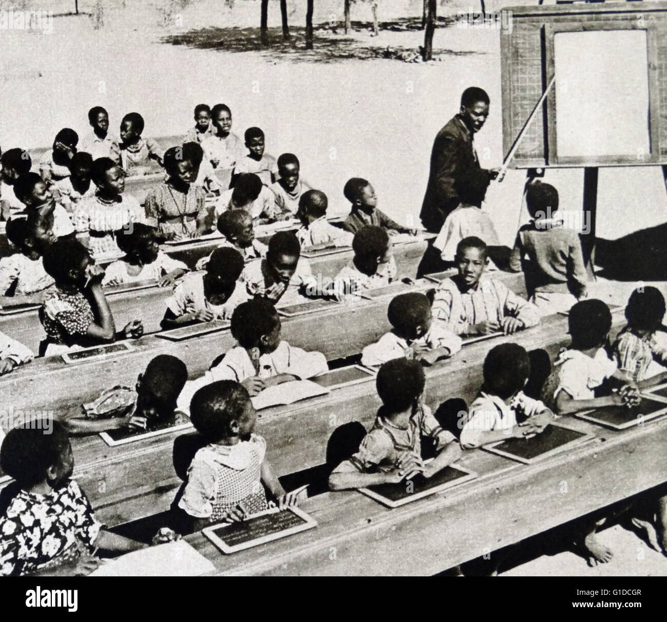 Südafrikanische schwarzen Kindern in eine Freiluft-Klassenzimmer. 1936 Stockfoto