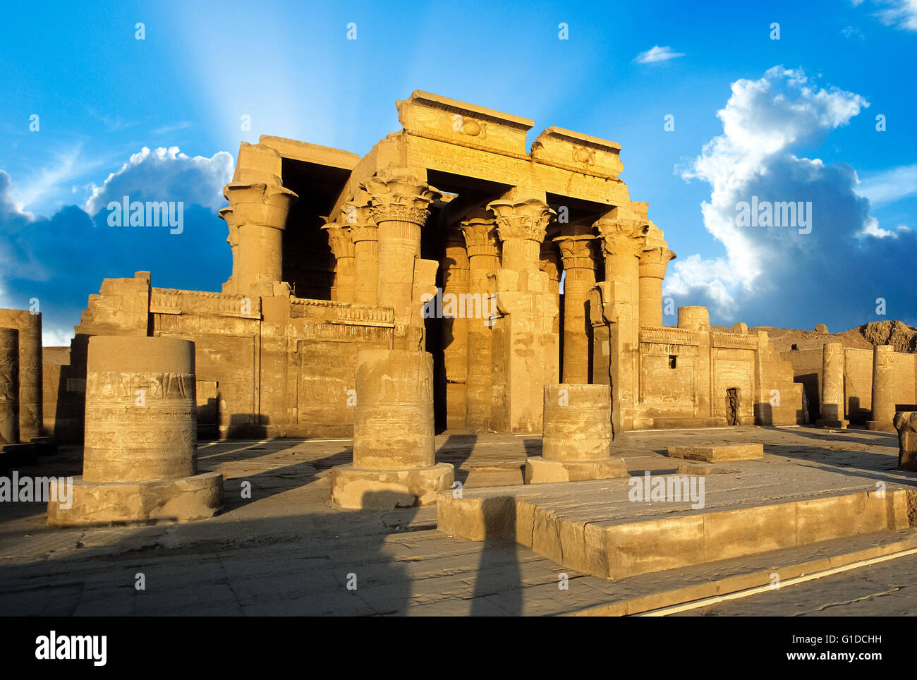 Tempel von Kom Ombo während des Sonnenaufgangs, Ägypten. Es widmet sich dem Krokodilgott Sobek und der Falke Gott Haroeris Stockfoto