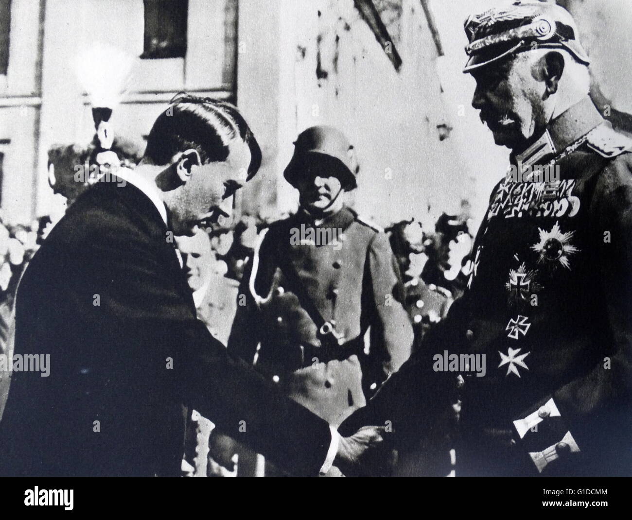 Fotodruck von Präsident Paul von Hindenburg (1847-1934) schütteln Hände mit Adolf Hitler (1889-1945) in Polen. Vom 20. Jahrhundert Stockfoto