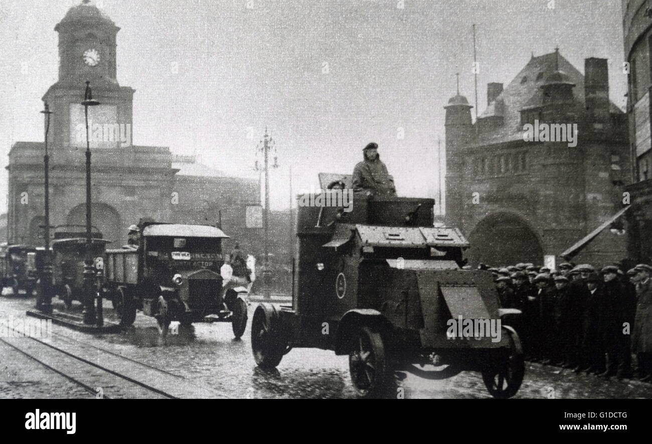Fotodruck von einem Panzerwagen begleitet einen Konvoi von Fahrzeugen in London während des Generalstreiks. Vom 20. Jahrhundert Stockfoto