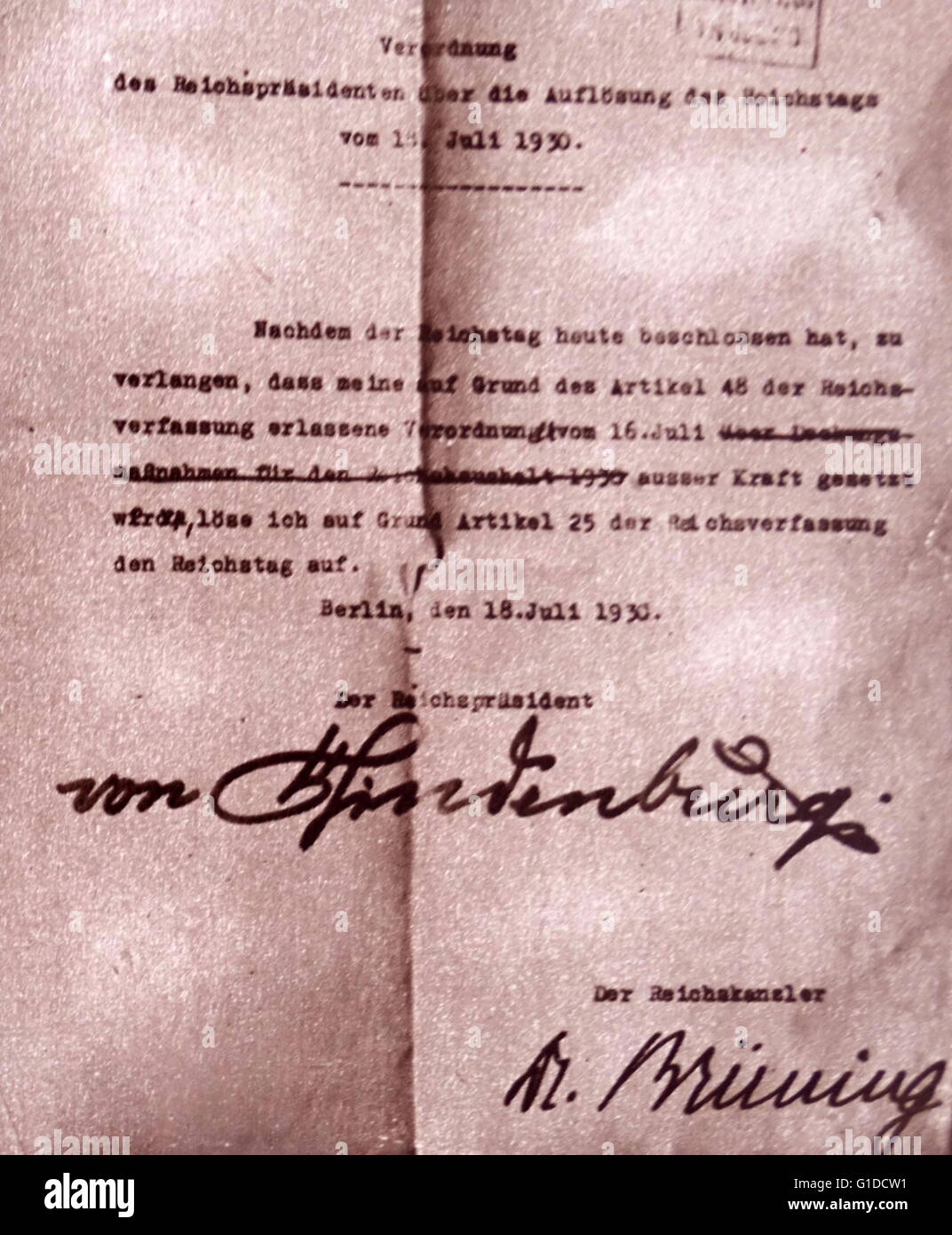Kopie des Dekrets von Paul von Hindenburg und Heinrich Brüning fordert die Auflösung des Parlaments unterzeichnet. Vom 20. Jahrhundert Stockfoto