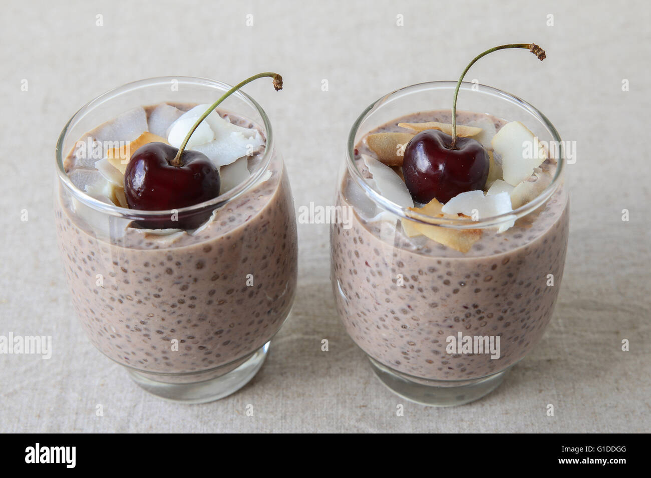 Chia-Samen-Pudding mit Kirschen, selektiven Fokus Stockfoto