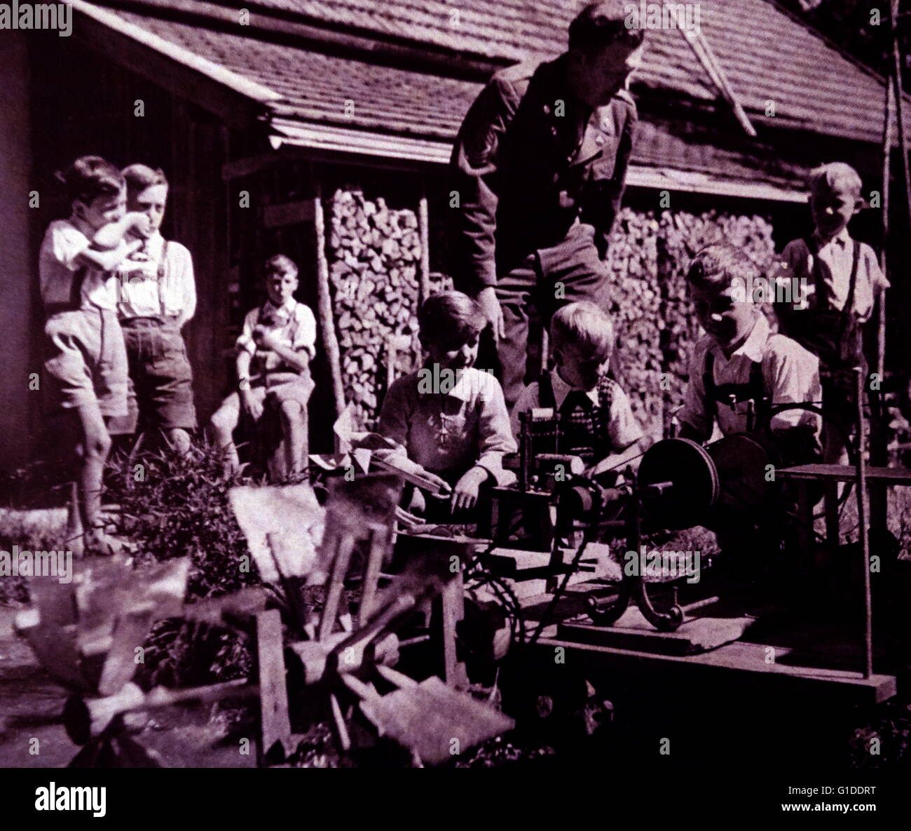 Fotoabzug zeigt Sgt Pat Moriarty Inspektion ein Wasserrad gebaut von den jungen des Lagers Garmisch-Partenkirchen. Vom 20. Jahrhundert Stockfoto