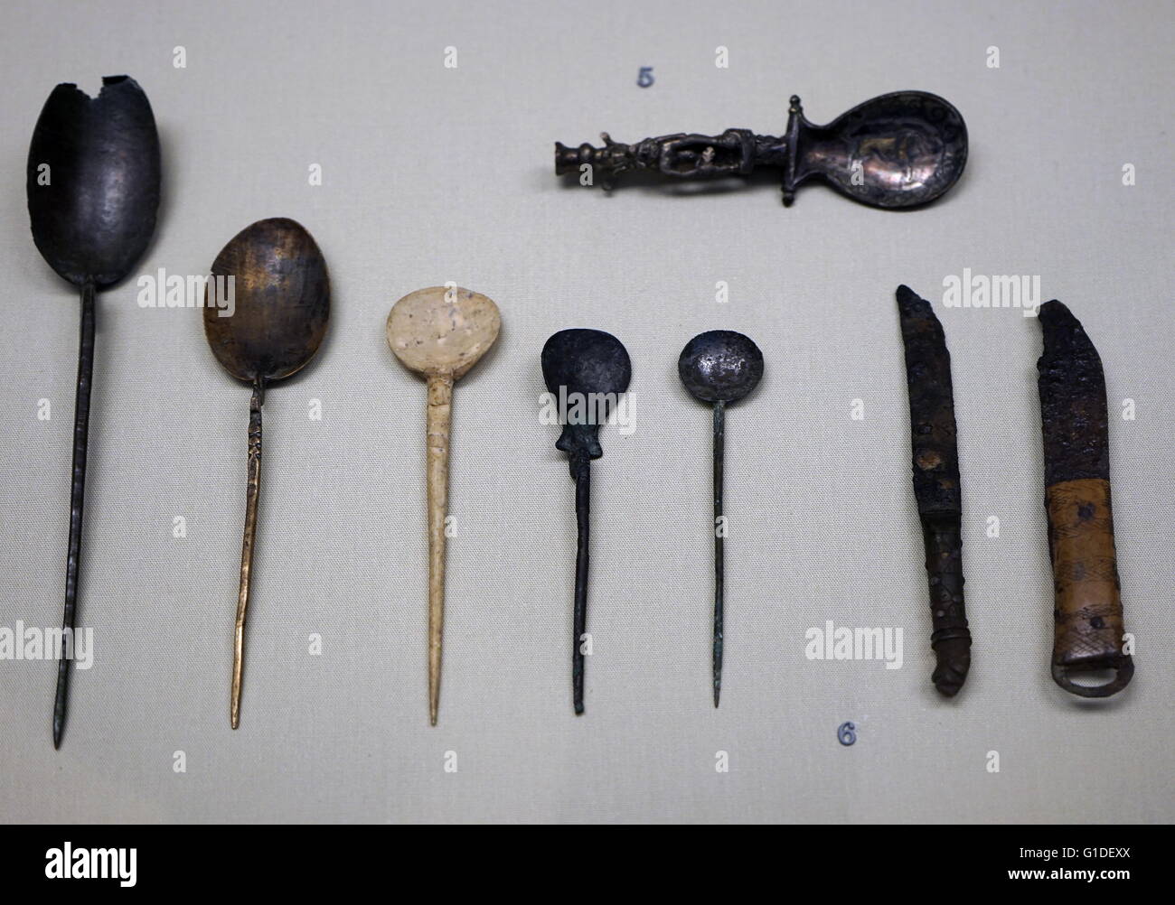 Sammlung von Löffel und Messer aus Kupfer, Knochen und Silber hergestellt. Vom 1. Jahrhundert n. Chr. Stockfoto