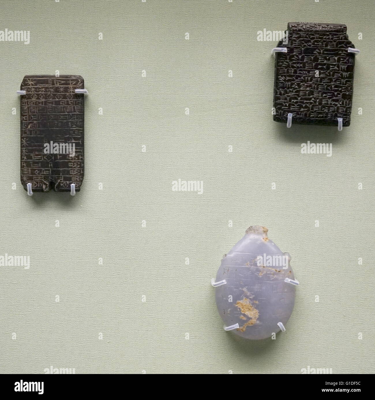 Sammlung von Schutzamulette aus dem antiken Irak. Die Amulette würde getragen werden, um böse Geister und Dämonen abzuwehren. Vom 10. Jahrhundert v. Chr. Stockfoto