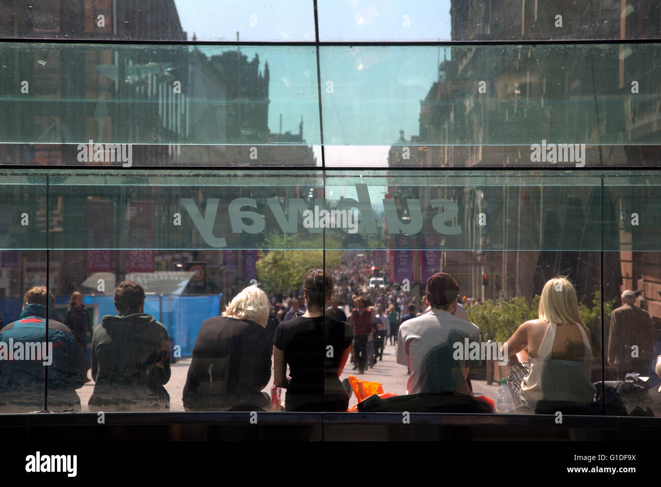 Buchanan Street betrachtet aus dem Glas u-Bahn Bogen an einem sonnigen Tag, Glasgow, Schottland, Großbritannien. Stockfoto