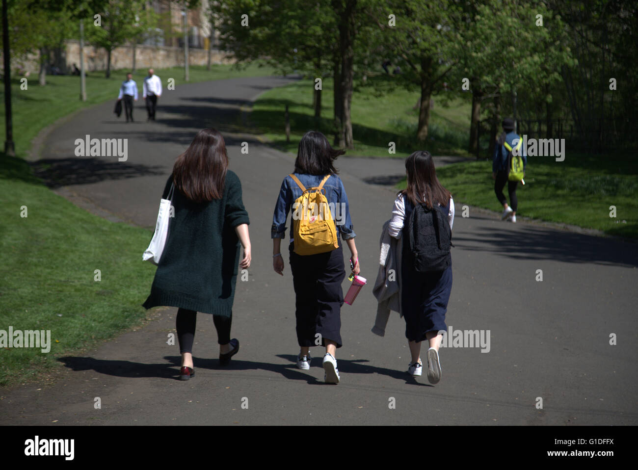 drei chinesische Mädchen zu Fuß im Kelvingrove Park, Glasgow, Schottland, UK. Stockfoto