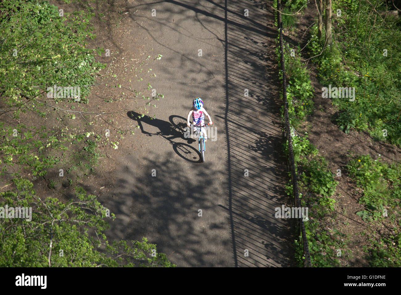 kleines Mädchen Kind auf Fahrrad im Kelvingrove Park an einem sonnigen Tag, Kelvingrove Park von oben geschossen, Stockfoto