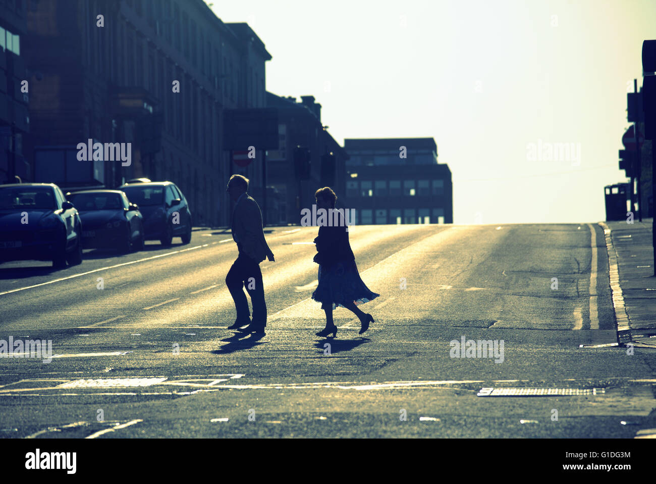 Silhouette von ein paar Mann und eine Frau eilt, läuft auf Glasgow Straße mit Straße Cont-Jour Hintergrundbeleuchtung in Glasgow, Scotland, UK. Stockfoto