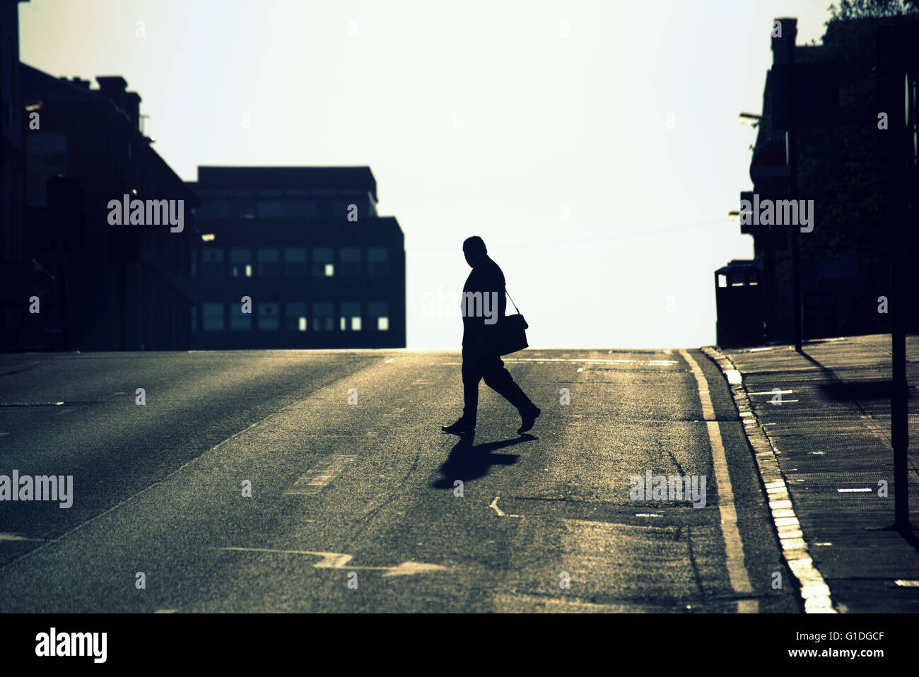 Silhouette dicker Mann in Glasgow Straße mit Straße Contre-Jour Hintergrundbeleuchtung in Glasgow, Schottland, Großbritannien. Stockfoto