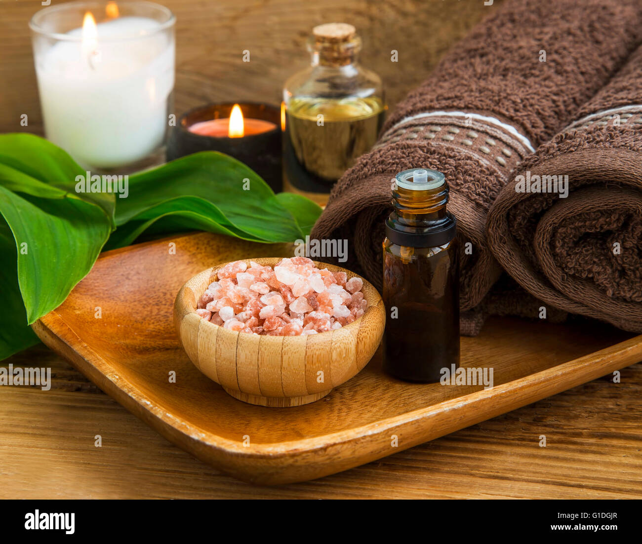 Spa-Behandlung mit Salz und Öl, mit Kerzen und Handtücher aus Baumwolle Stockfoto