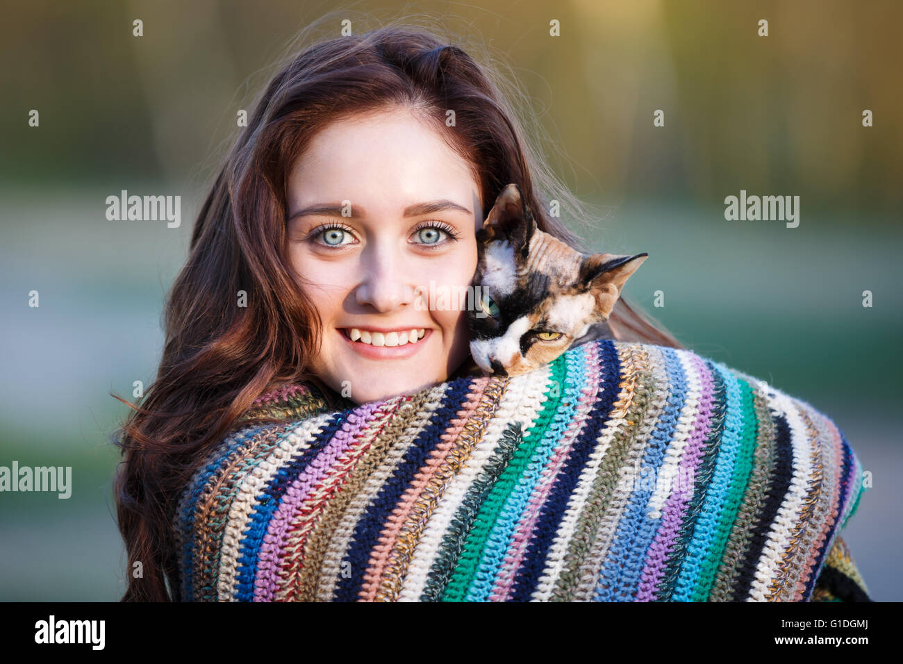 Porträt des glücklich lächelnden Mädchens mit sphynx Stockfoto