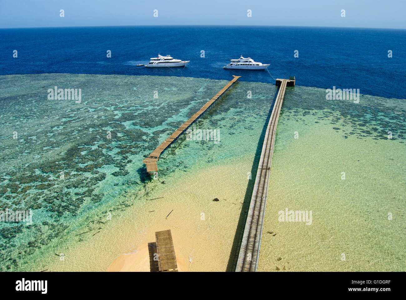 Die alten und neuen Brücken verbinden in die Tiefsee auf der Big Brother-Atoll. Stockfoto