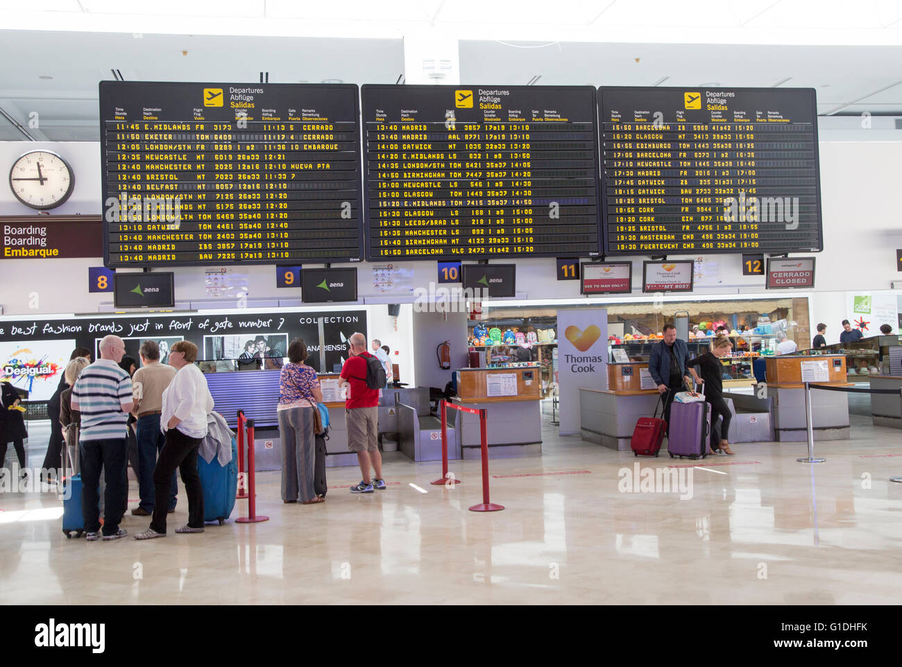 Elektronische internationale Abflüge Fluginformationen, terminal 2 Flughafen Lanzarote, Kanarische Inseln, Spanien Stockfoto