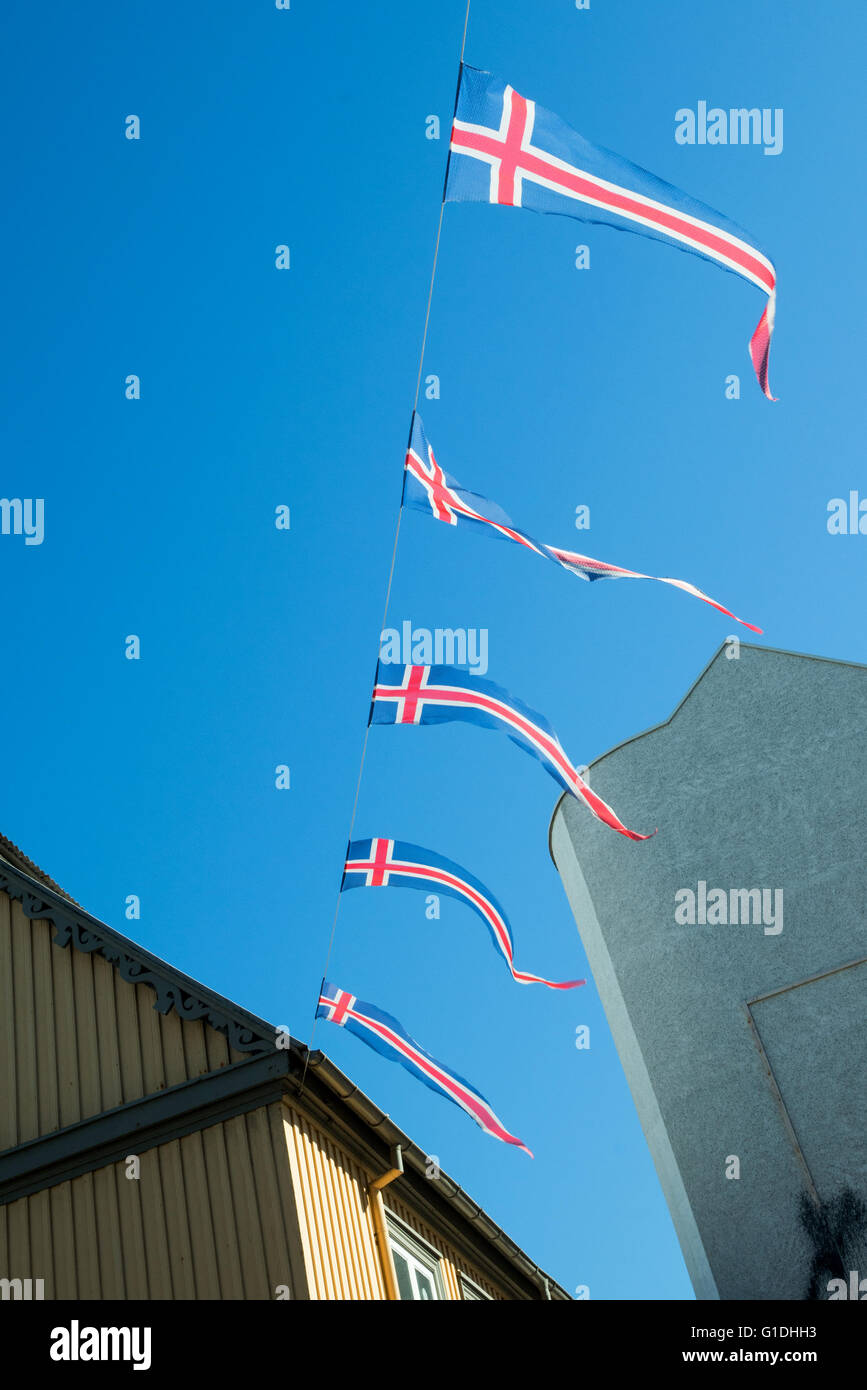 Island-Flaggen hängen an einem Draht in einer Stadt Stockfoto