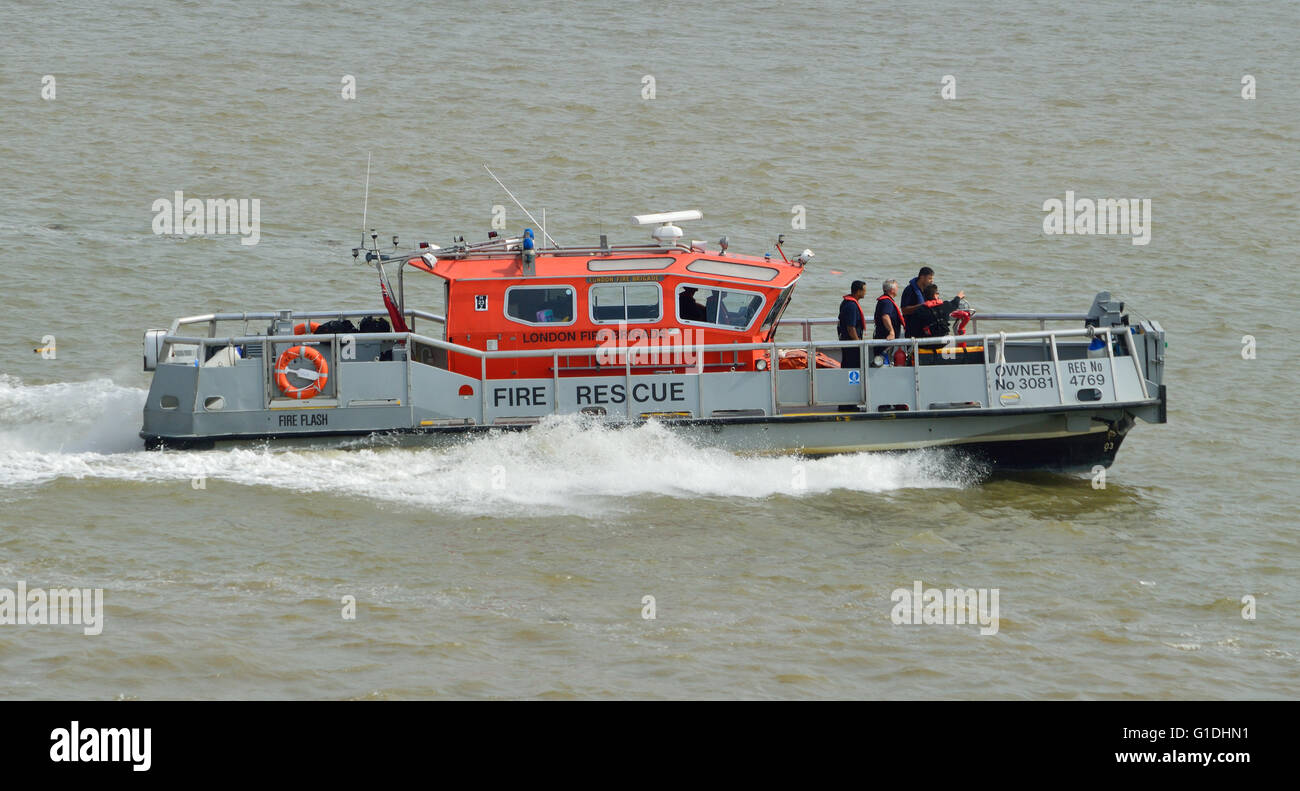 Londoner Feuerwehr Löschboot Fire Flash macht seinen Weg auf dem Fluss Themse auf eine routinemäßige Ausbildung Reise Stockfoto