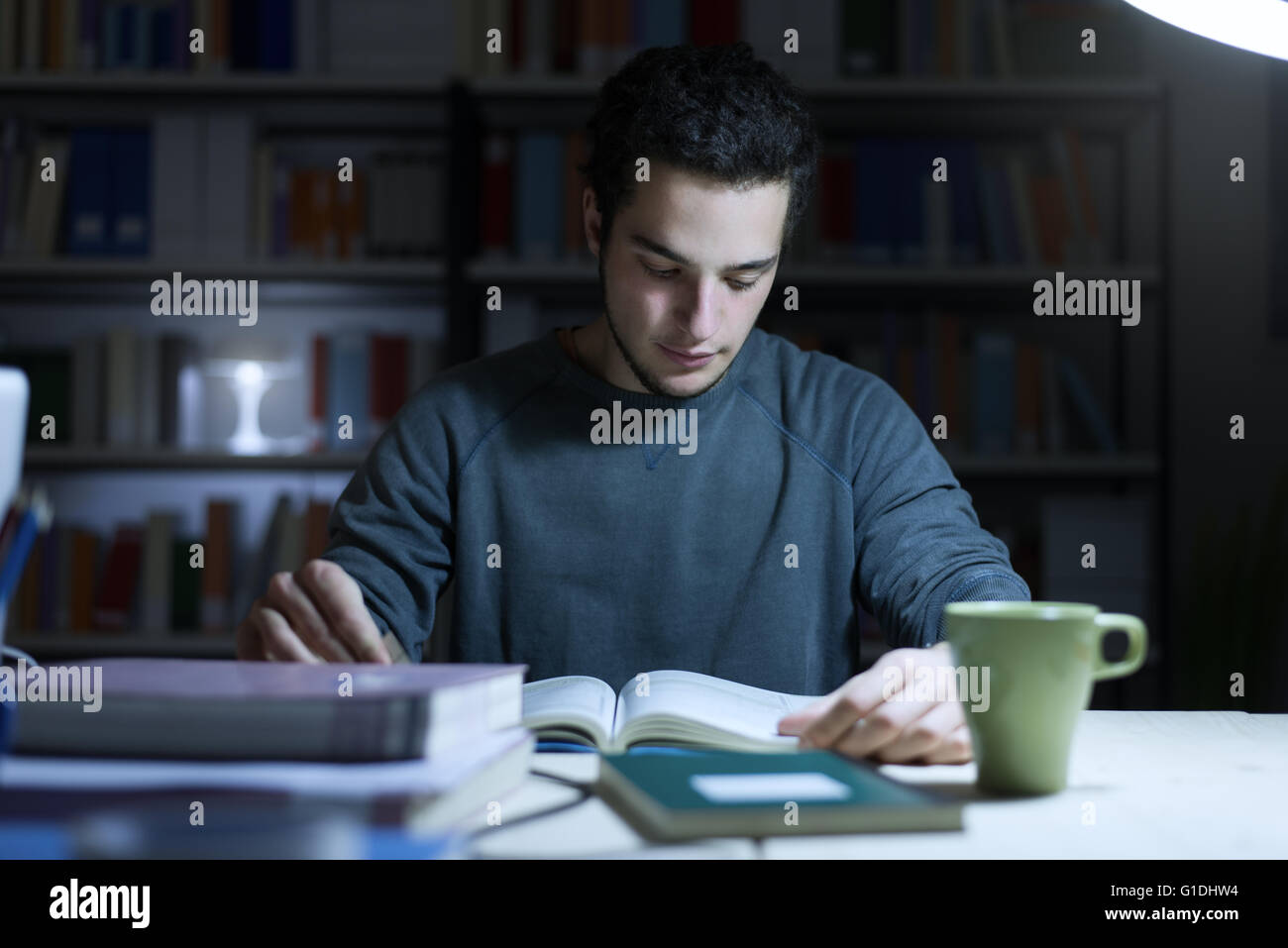 Teenager-Studentin Bücher lesen und studieren spät am Abend, lernen und Bildung Konzept Stockfoto