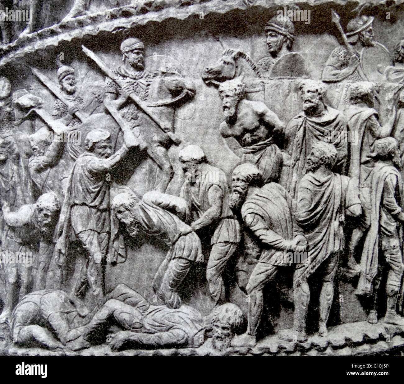 Antonine monumentale Toskana-dorische Säule in Rom angeblich zum Gedenken an Kaiser Antoninus Pius (138 – 61 nach Christus). verziert mit plastischen Reliefs Gedenken Kaiser Marcus Aurelius Antoninus (Anzeige 161-80) Stockfoto