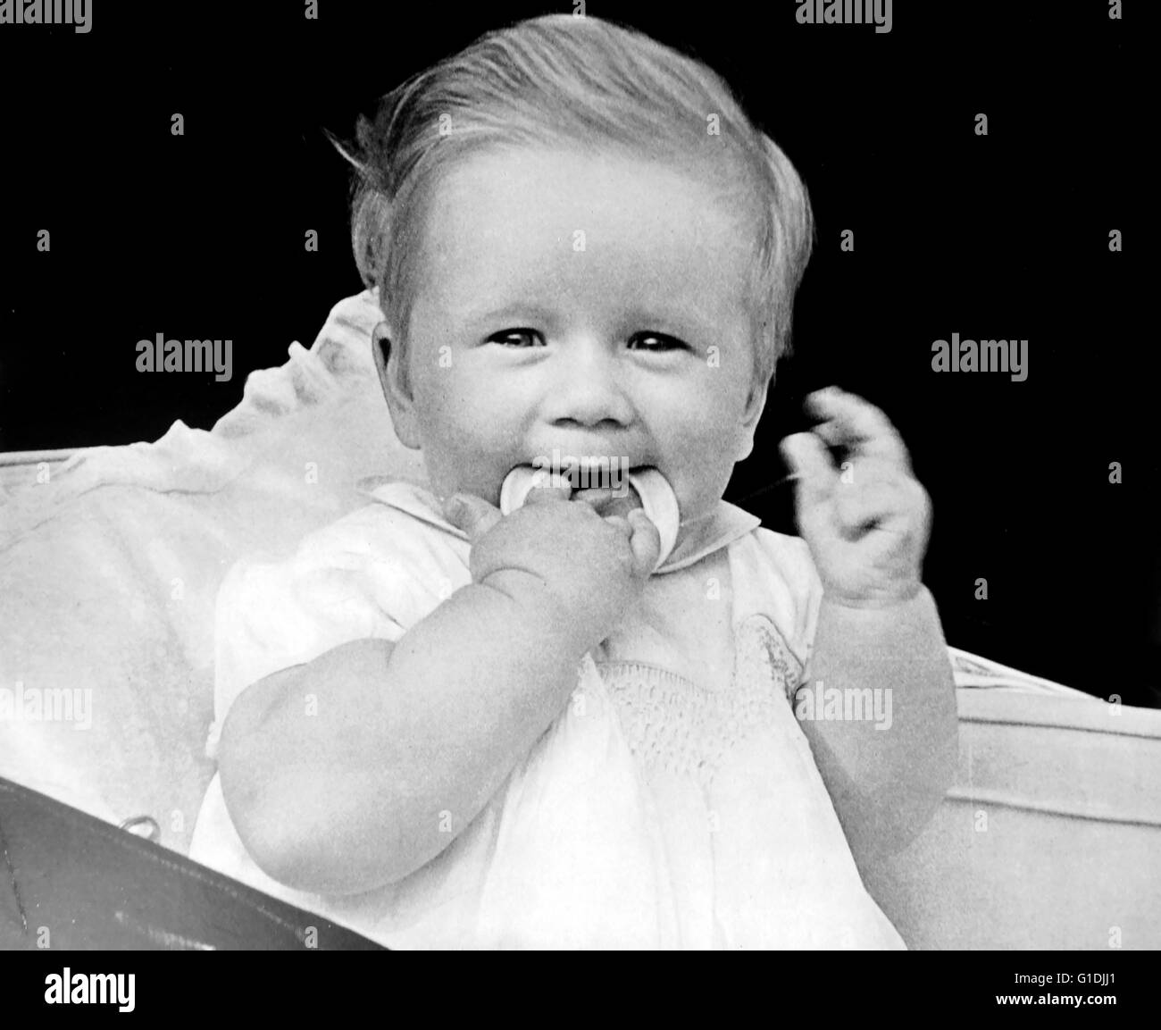 Foto eines Zahnen Babys mit einem Ring der Zähne, ca. 1960 Stockfoto