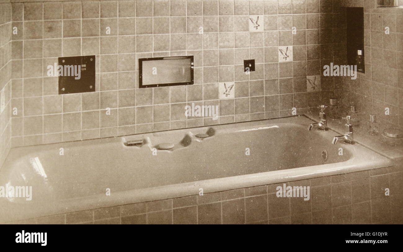 1940er Jahren geflieste Badezimmer mit Badewanne; Britische Stockfoto