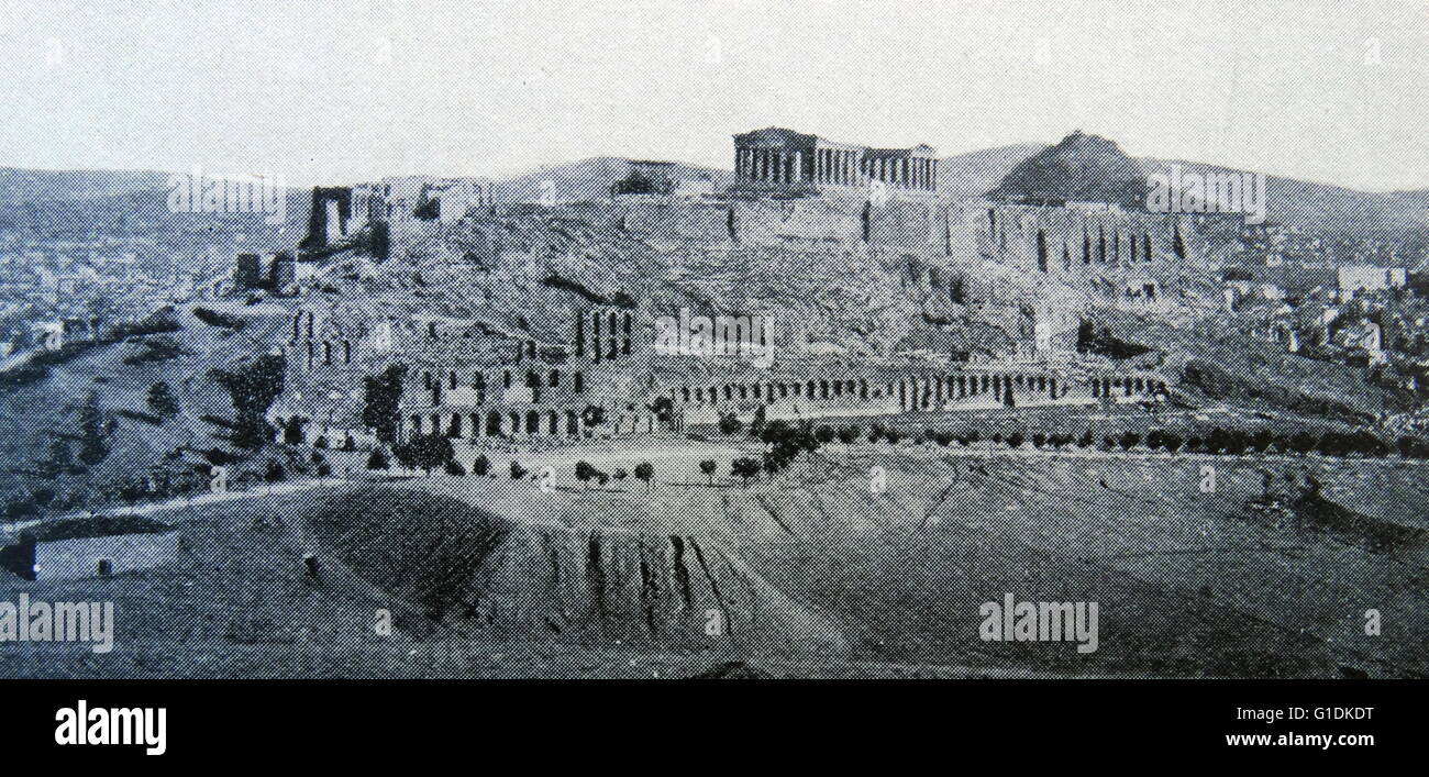 Blick auf die Akropolis aus dem Süden. Die Akropolis von Athen ist einer alten Zitadelle befindet sich auf einem hohen Felsvorsprung oberhalb der Stadt Athen und die Überreste von mehreren alten Gebäuden große architektonische und historische Bedeutung, die bekanntesten sind der Parthenon. Datiert 1897 Stockfoto