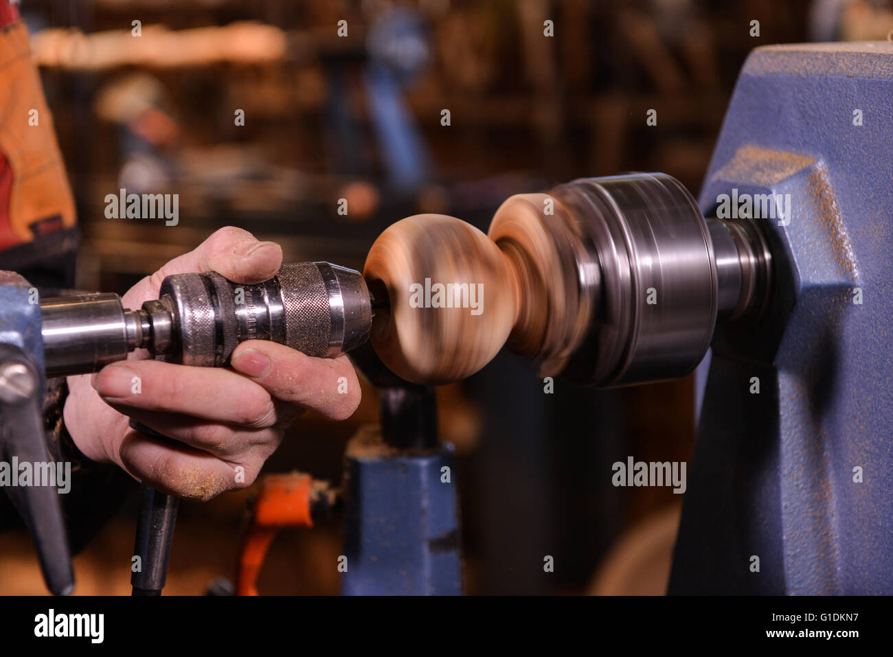 Woodturners mit einer rotierenden Klammer um das Holz, Frankreich Stockfoto