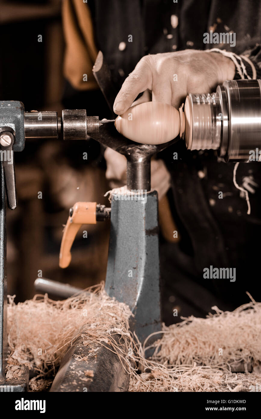 Woodturners mit einer rotierenden Klammer um das Holz, Frankreich Stockfoto