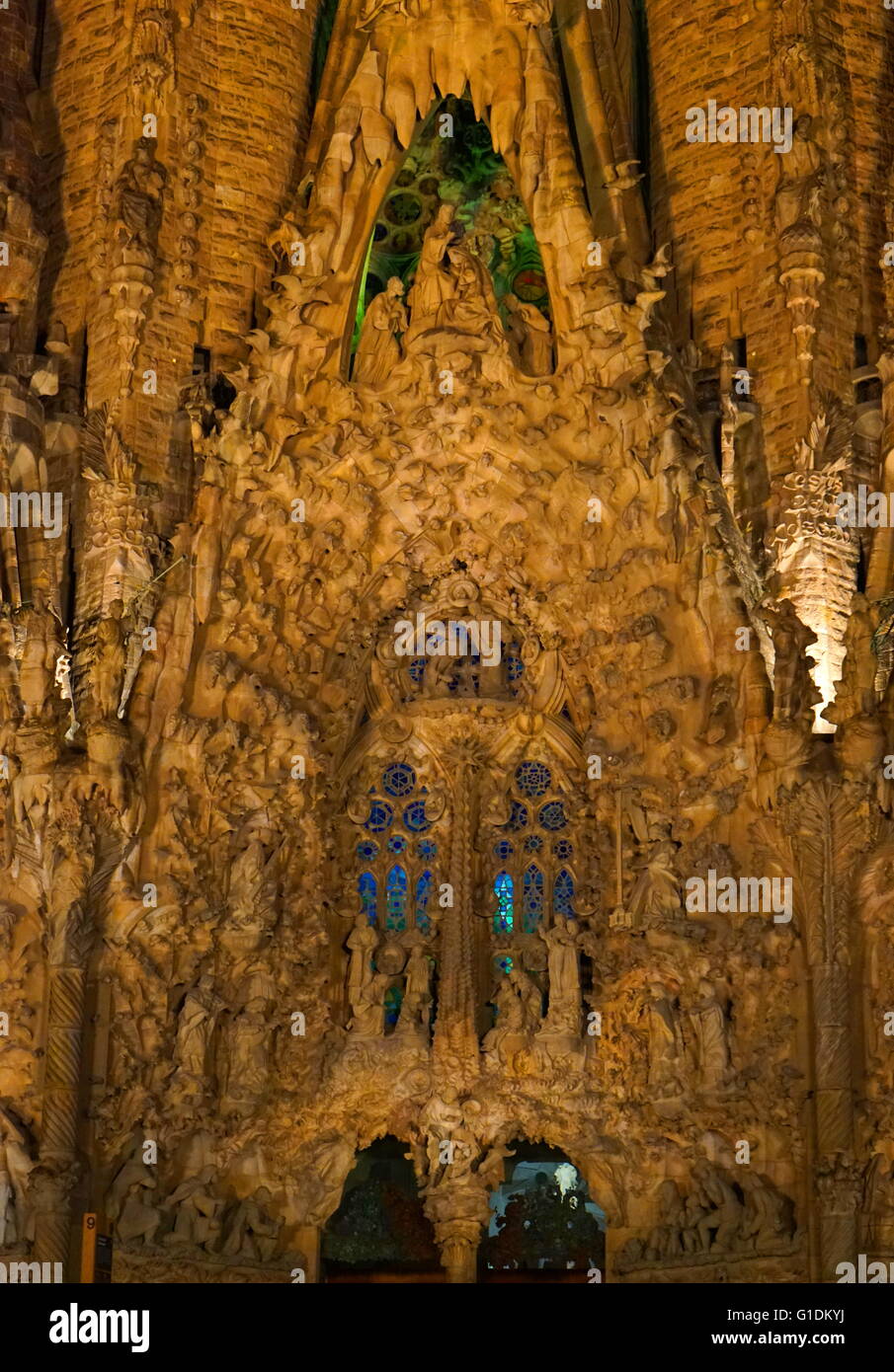 Blick auf das äußere der Basílica i Temple Expiatori De La Sagrada Família in der Nacht, eine römisch-katholische Kirche in Barcelona, entworfen vom spanischen Architekten Antoni Gaudí (1852-1926). Vom 21. Jahrhundert Stockfoto