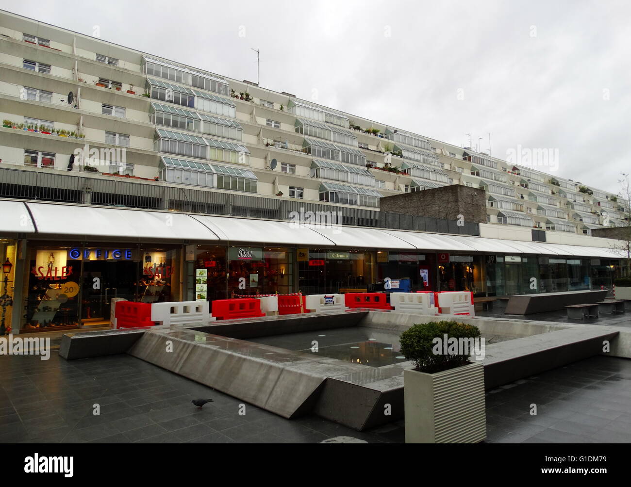 Foto von der Außenseite der Brunswick Centre, ein Wohn- und Einkaufszentrum in Bloomsbury, Camden, London, von Patrick Hodgkinson (1930-2016) entworfen und 1972 abgeschlossen. Vom 21. Jahrhundert Stockfoto