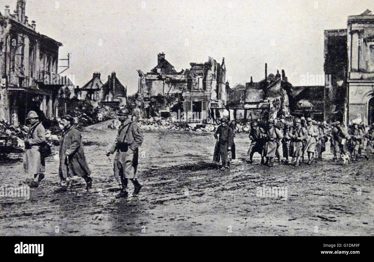 Fotodruck von Anwohnern und Französische Infanterie in Chauny in Frankreich am Ende des ersten Weltkrieges. Vom 20. Jahrhundert Stockfoto