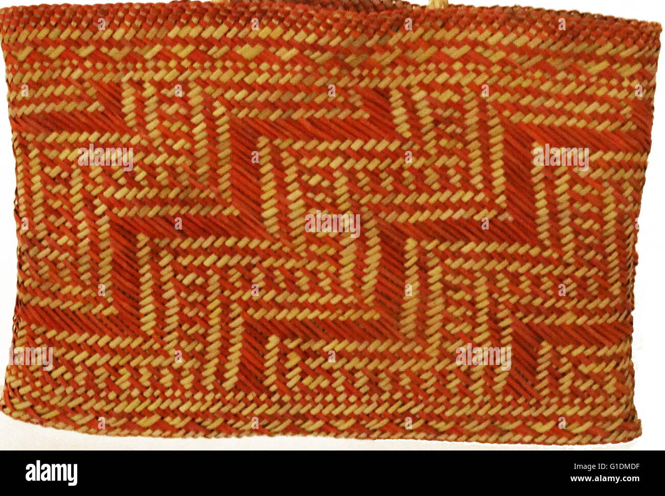 Kete Whakairo (gemusterte Flachs Körbe) gemacht und von New Zealand Māori Leute verwendet. Vom 20. Jahrhundert Stockfoto