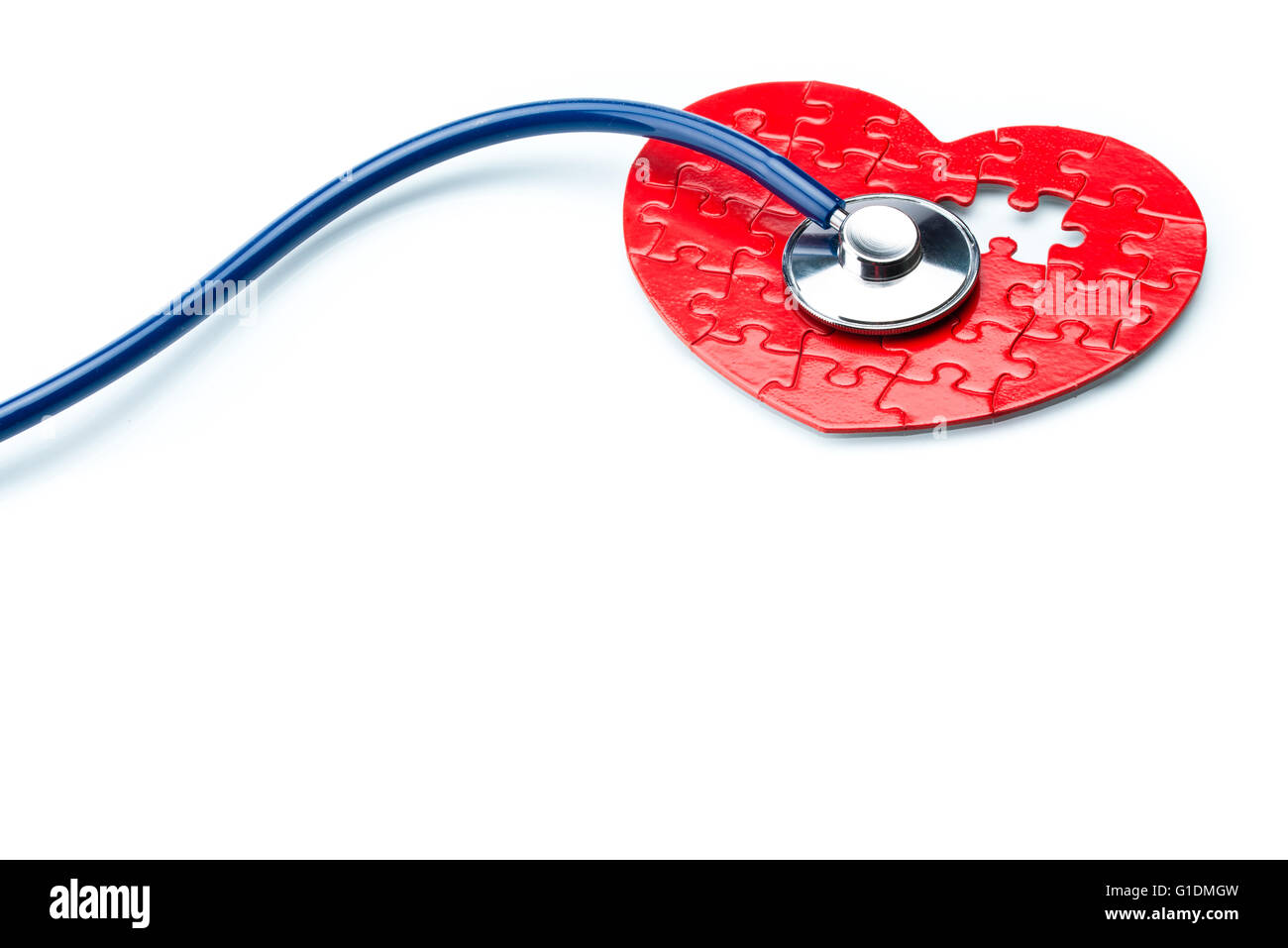 Herz-Kreislauferkrankungen, Puzzle Herz mit Stethoskop auf weißem Hintergrund Stockfoto