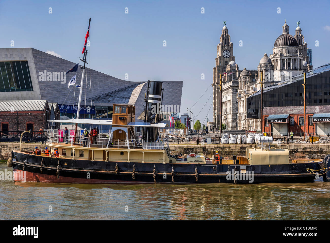 Dampfschiffes und Tender Daniel Adamson verlässt das Canning Dock in Liverpool Pierhead für die weitere Restaurierung. Stockfoto