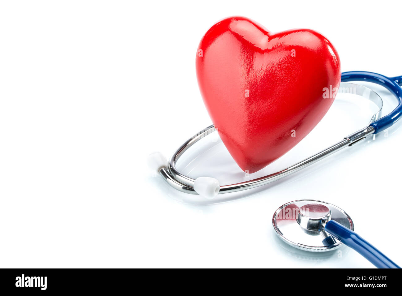 Rotes Herz mit Stethoskop isoliert auf weißem Hintergrund, Gesundheitswesen Stockfoto