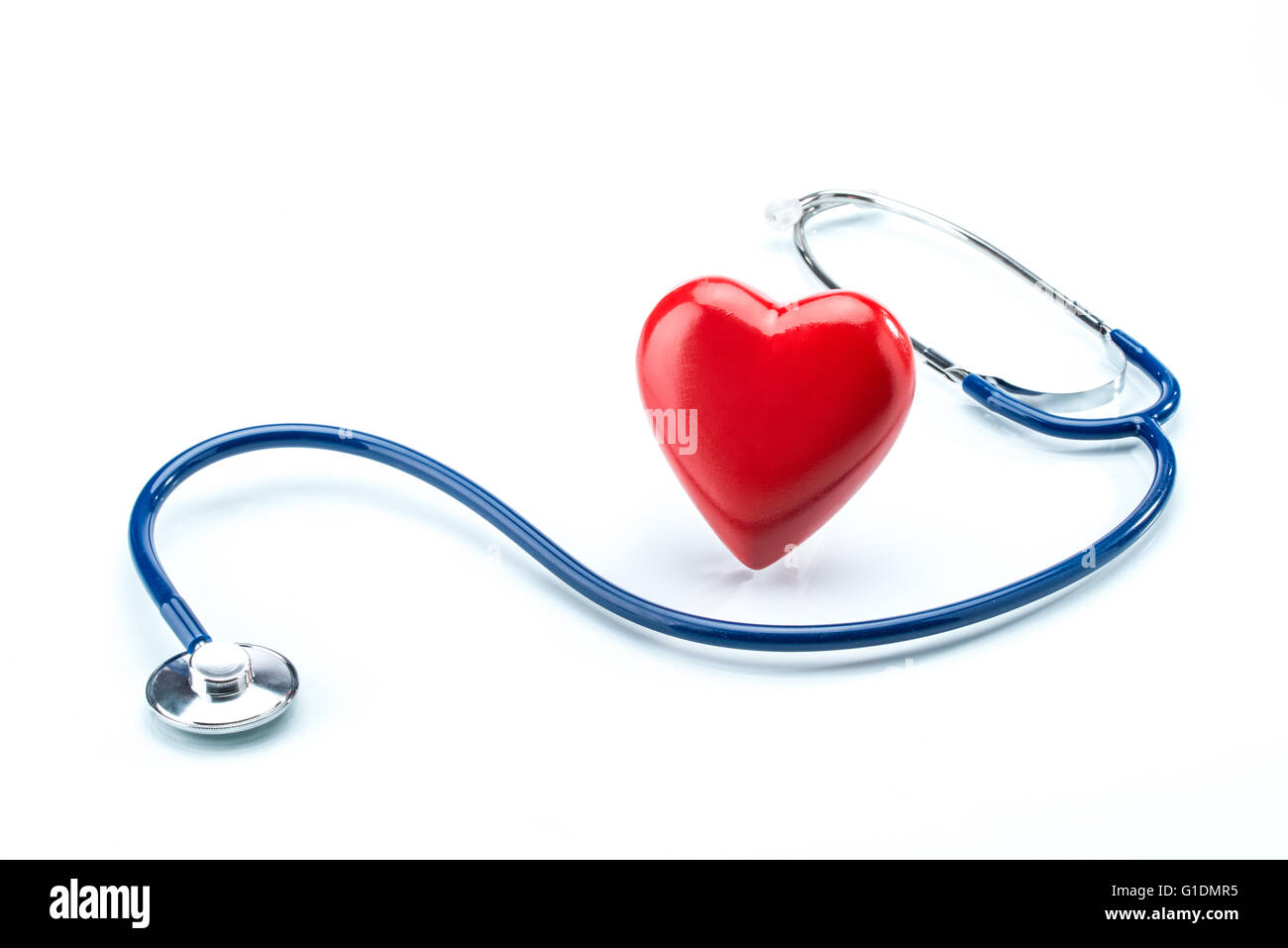 Rotes Herz mit Stethoskop isoliert auf weißem Hintergrund, Gesundheitswesen Stockfoto