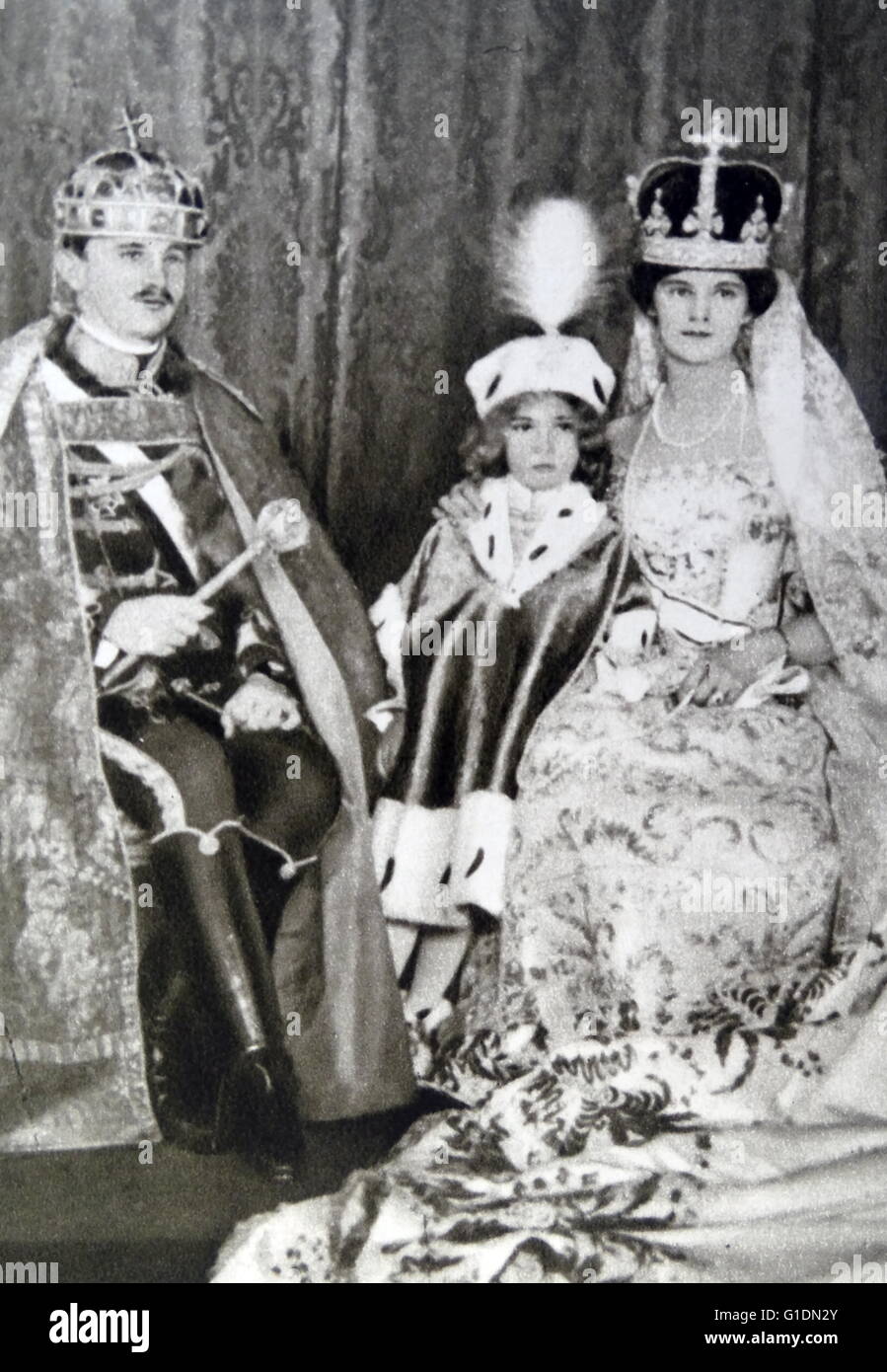 Porträtfotografie von Zita von Bourbon-Parma (1882 – 1989), Kaiser Charles I von Österreich (1887-1922) und ihr ältester Sohn Kronprinz Otto von Hasburg (1912 – 2011), nach der Krönung in Ungarn. Vom 20. Jahrhundert Stockfoto