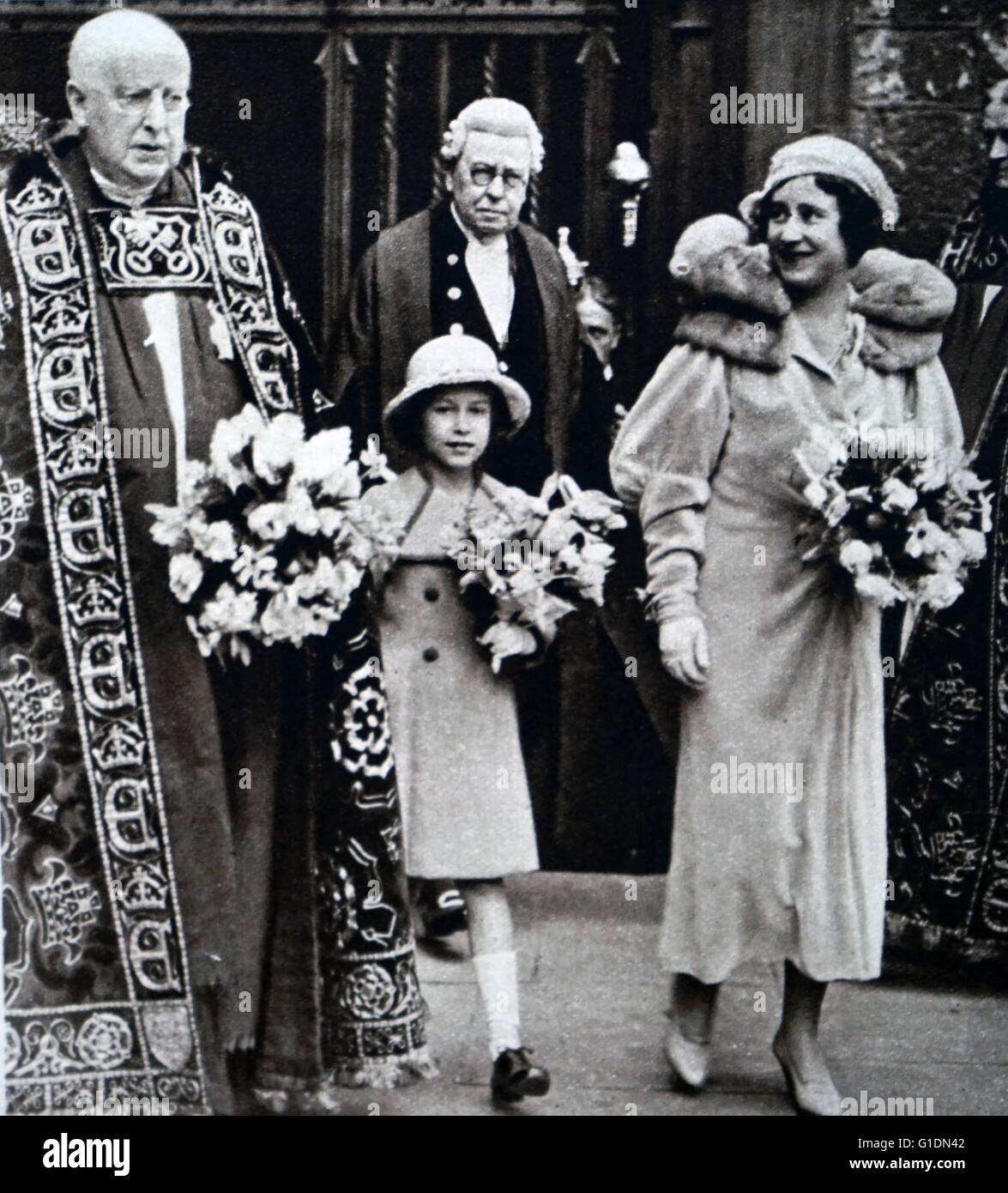 Foto von Lady Elizabeth (1900-2002) und Prinzessin Elizabeth (1926-) in der Westminster Abbey für die Verteilung von Royal Maundy. Vom 20. Jahrhundert Stockfoto