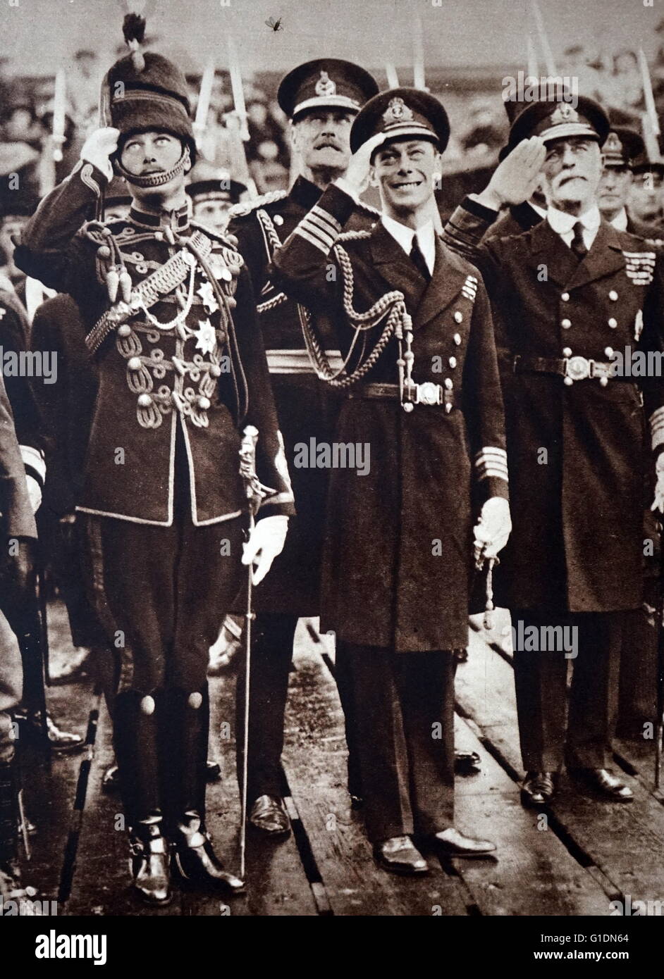 Foto von Prinz Albert Frederick Arthur George (1895 – 1952) und Prinz Henry, Duke of Gloucester (1900-1974) in Erwartung der Rückkehr von ihrem Bruder, Edward, Prince Of Wales (1894-1972) veraltet des 20. Jahrhunderts Stockfoto