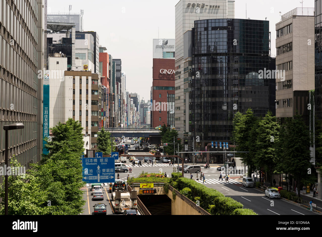 Zeitgenössische Architektur und Wolkenkratzer im Shimbashi Bereich, Tokyo, Japan Stockfoto