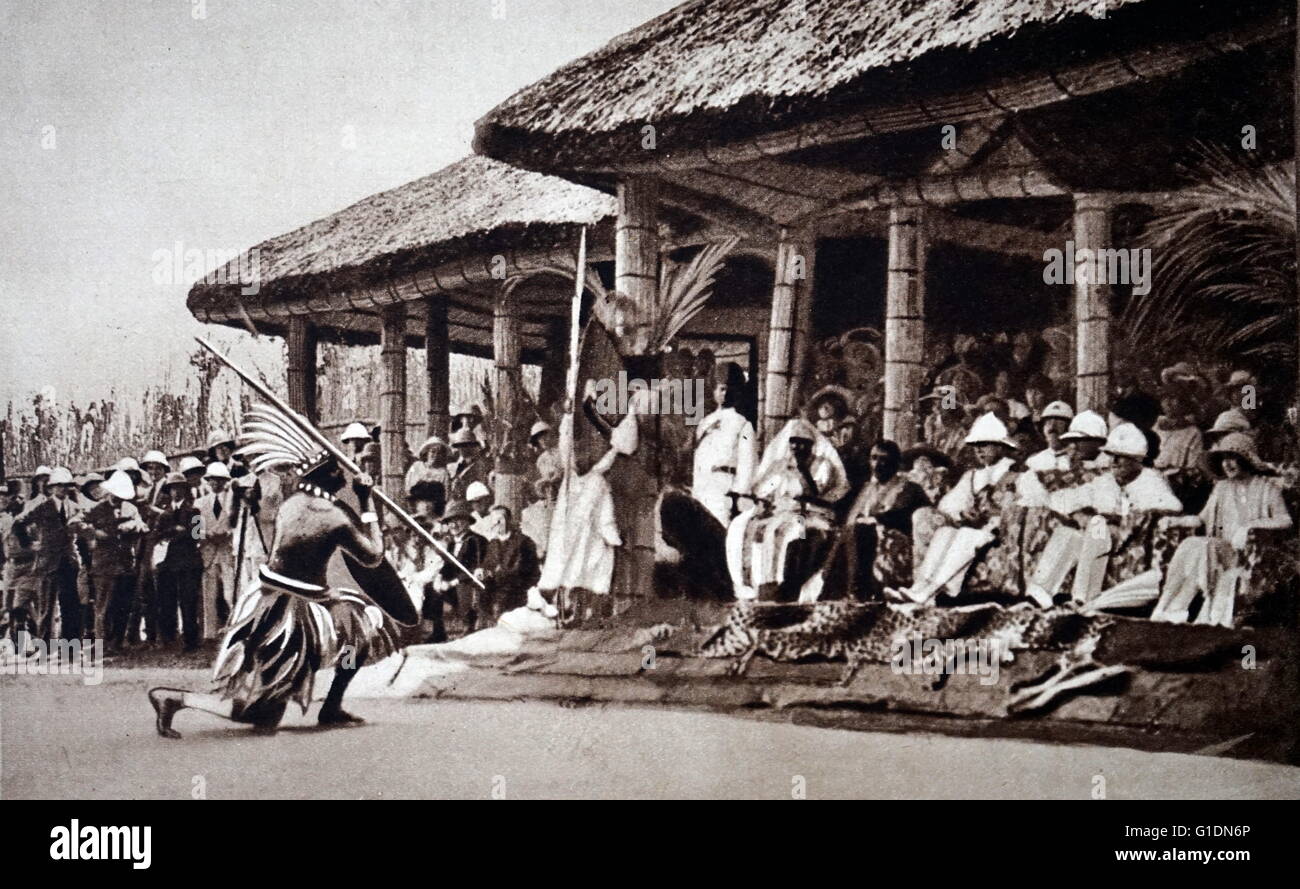 Foto von Prinz Albert Frederick Arthur George (1895 – 1952) und Lady Elizabeth (1900-2002) treffen Kapitän Sir Daudi Chwa II (1896-1939) bei ihrem Besuch in das Königreich Buganda. Vom 20. Jahrhundert Stockfoto