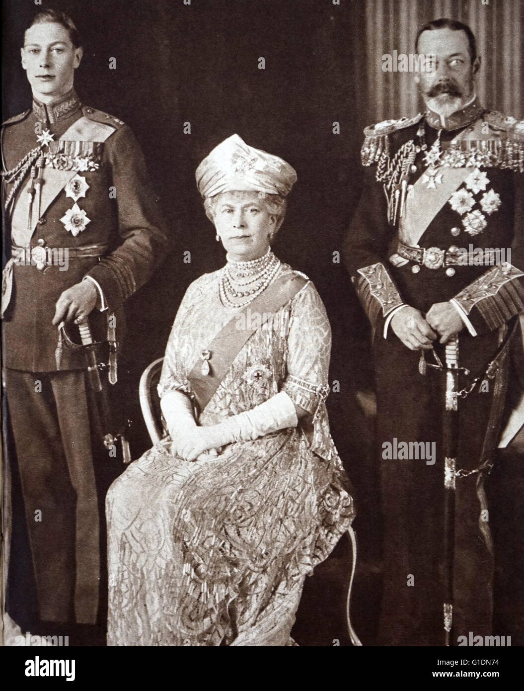 Foto von Prinz Albert Frederick Arthur George (1895-1952) mit Queen Mary von Teck (1867-1953) und King George V (1865-1936) am Tag seiner Hochzeit abgebildet. Vom 20. Jahrhundert Stockfoto