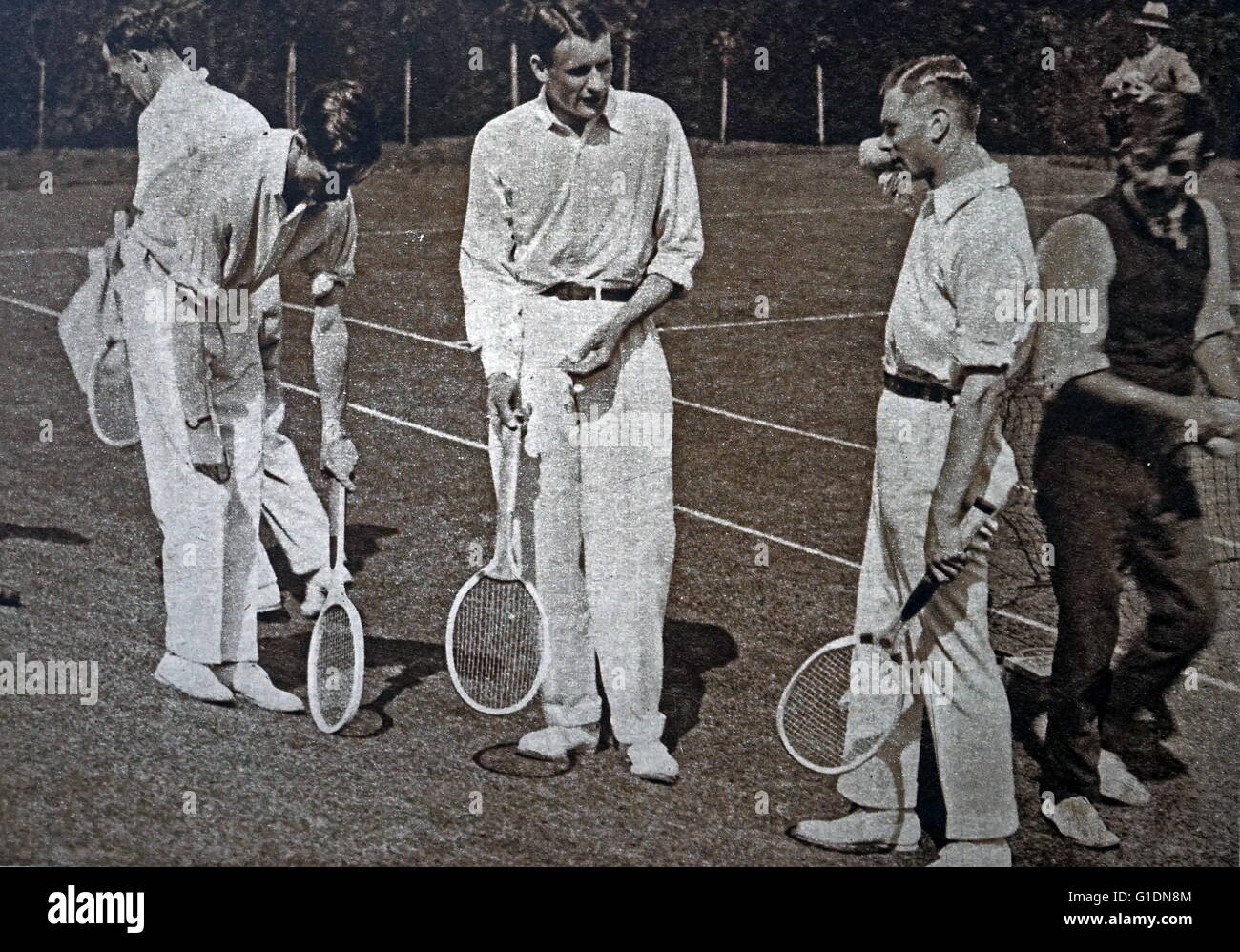 Foto von Prinz Albert Frederick Arthur George (1895 – 1952) diskutieren die Tennis-Spiel gegen Oxford University organisiert von Frederick Edwin Smith, 1. Earl of Birkenhead (1872-1930) in seinem Landhaus in Charlton, in der Nähe von Banbury. Vom 20. Jahrhundert Stockfoto