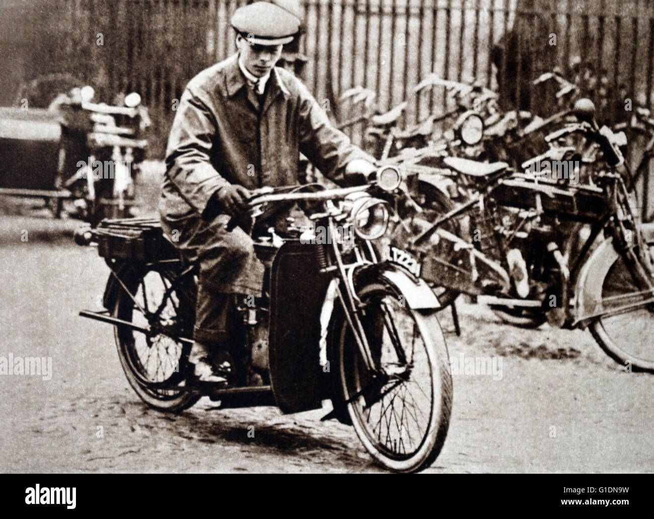 Foto von Prinz Albert Frederick Arthur George (1895 – 1952) Reiten sein Motorrad. Vom 20. Jahrhundert Stockfoto