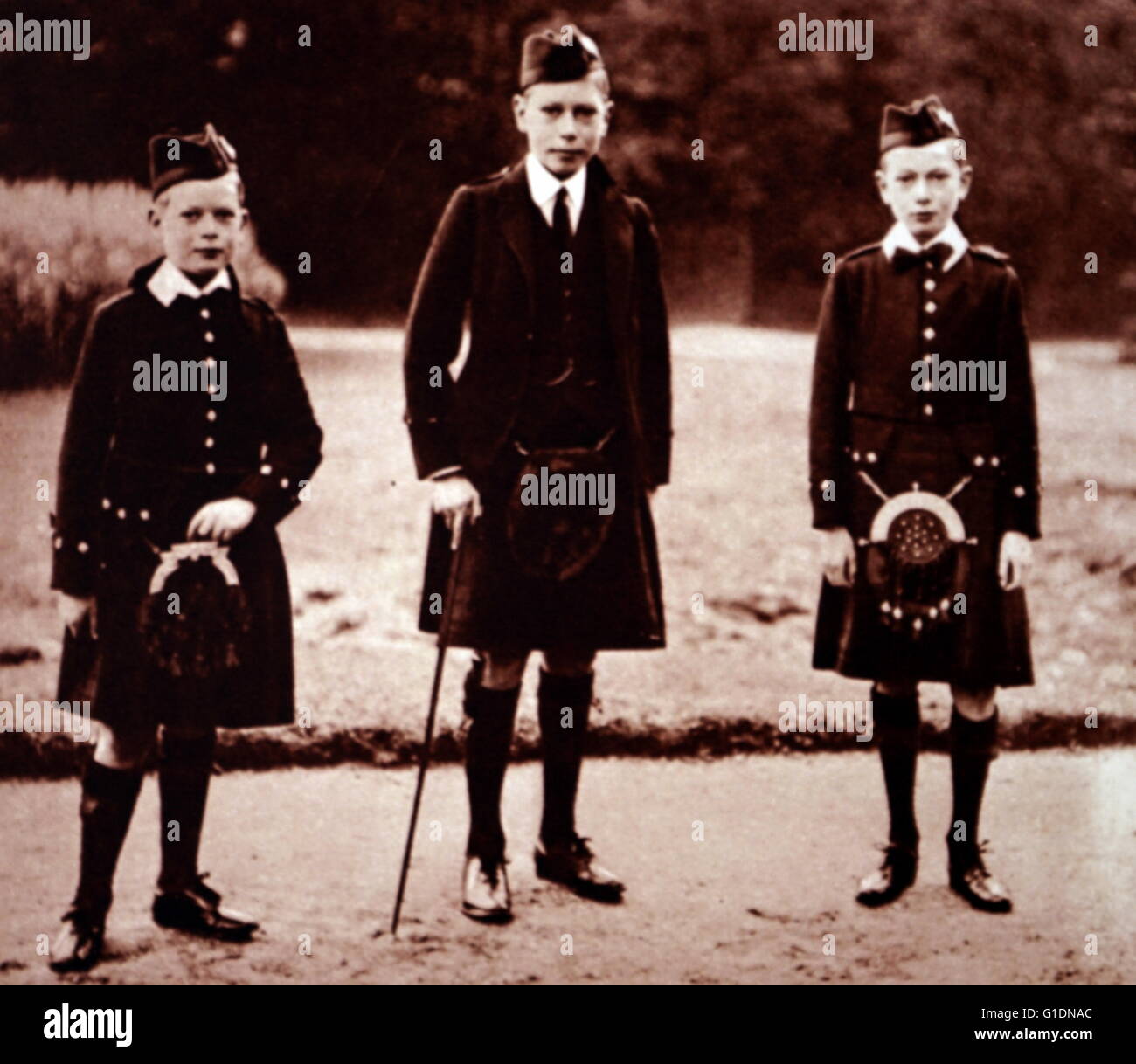 Foto von Albert Frederick Arthur George (1895 – 1952), Prinz Henry, Duke of Gloucester (1900-1974) und Prinz George, Herzog von Kent (1902-1942) in Balmoral Castle, Schottland. Vom 20. Jahrhundert Stockfoto