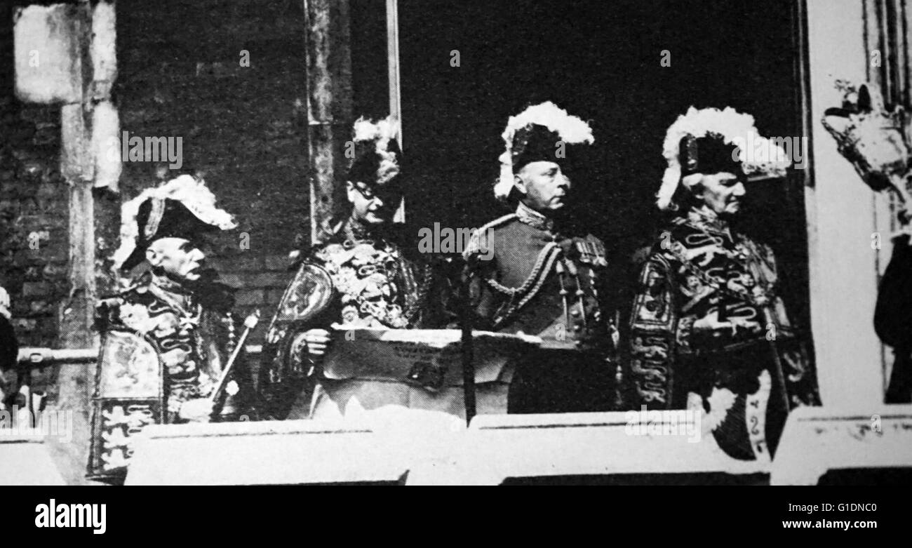 Fotografieren von Sir George Bellew, Strumpfband König an den Waffen, die Beitritt Verkündigung nach dem Tod von König George VI (1895-1952) Vater von Königin Elizabeth II zu lesen. Vom 20. Jahrhundert Stockfoto