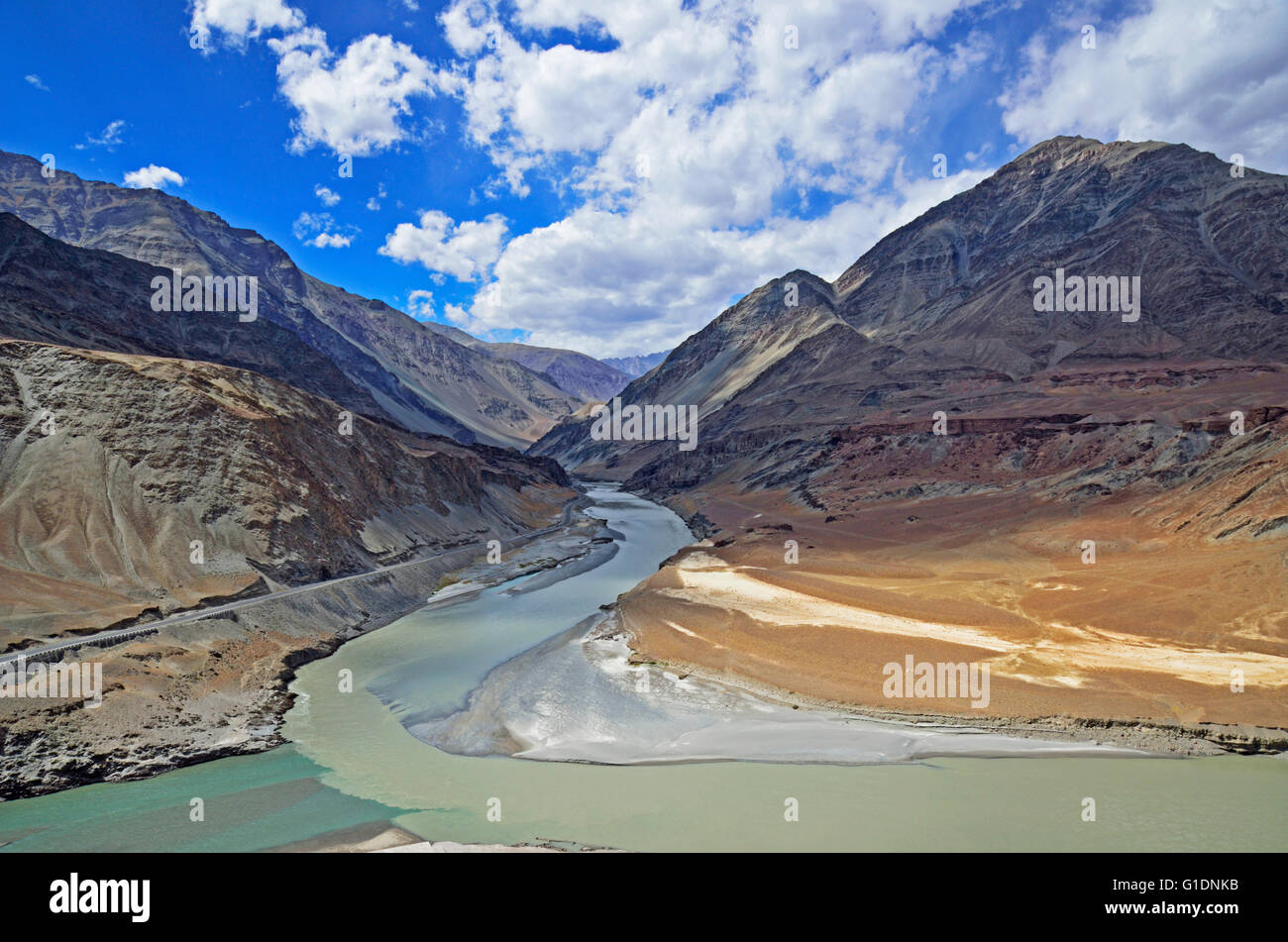 Vogelperspektive der Zusammenfluss von Indus und Zanskar Fluss bei Nimu, in der Nähe von Leh, Ladakh, Jammu und Kaschmir, Indien Stockfoto