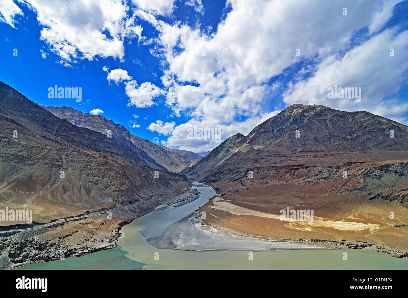 Vogelperspektive der Zusammenfluss von Indus und Zanskar Fluss bei Nimu, in der Nähe von Leh, Ladakh, Jammu und Kaschmir, Indien Stockfoto